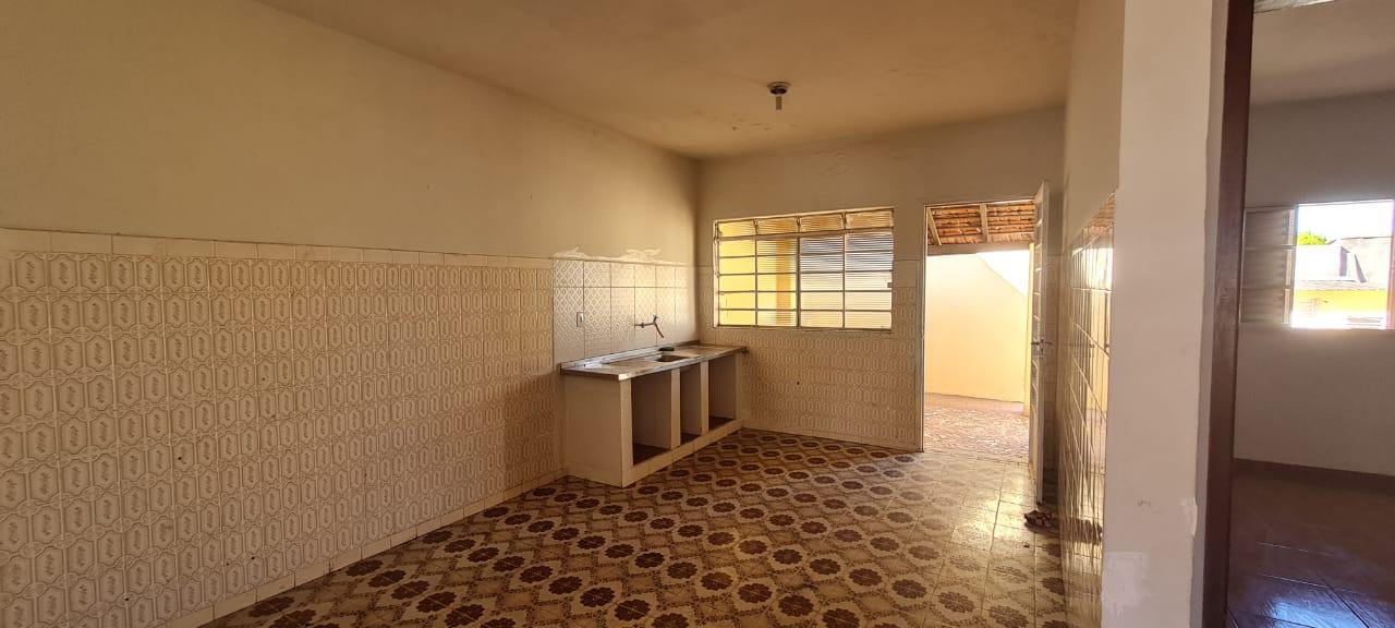 Casa à venda com 2 quartos, 300m² - Foto 4