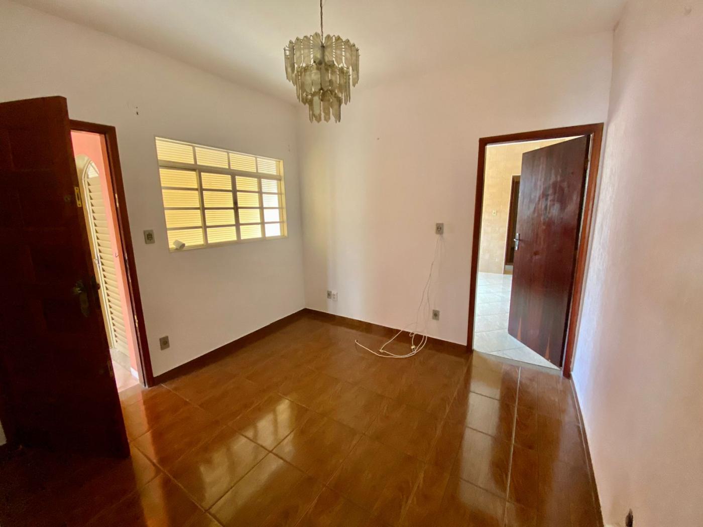 Casa à venda com 2 quartos, 210m² - Foto 4