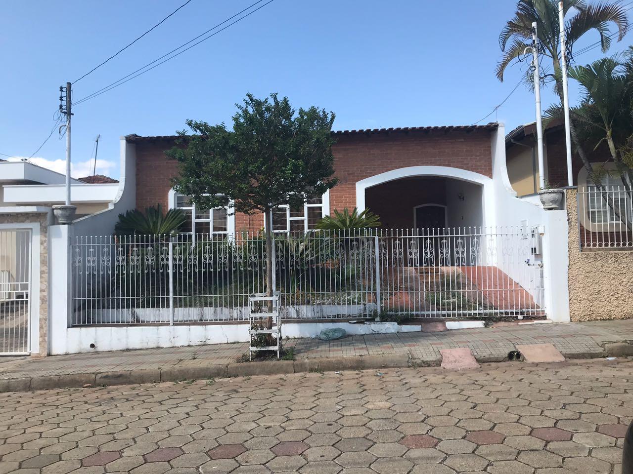 Casa à venda com 3 quartos, 250m² - Foto 1